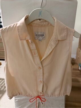 GUESS Peach Button-Front Sleeveless Crop Top